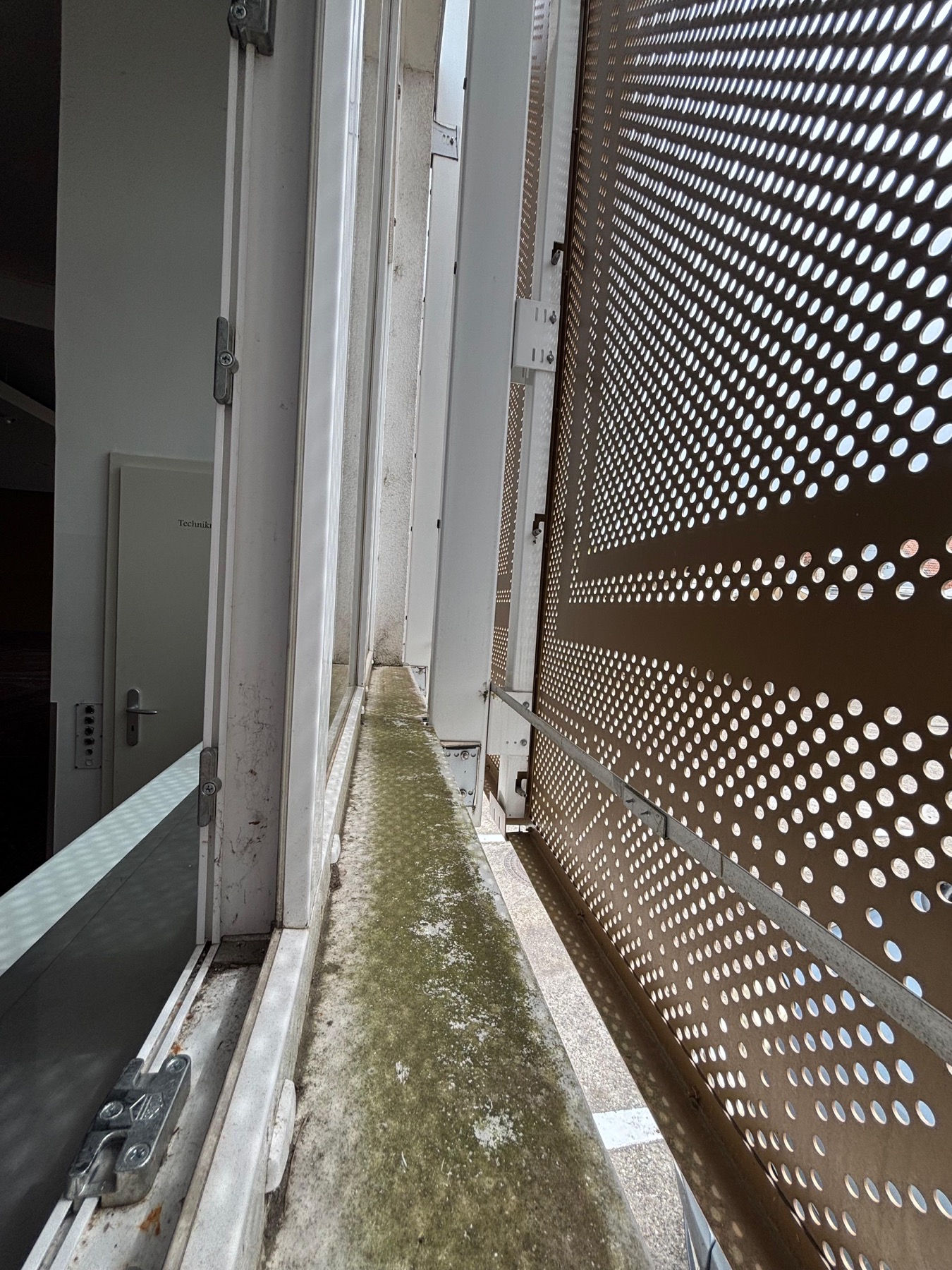 Fensterfalz vor der BLANC Reinigung