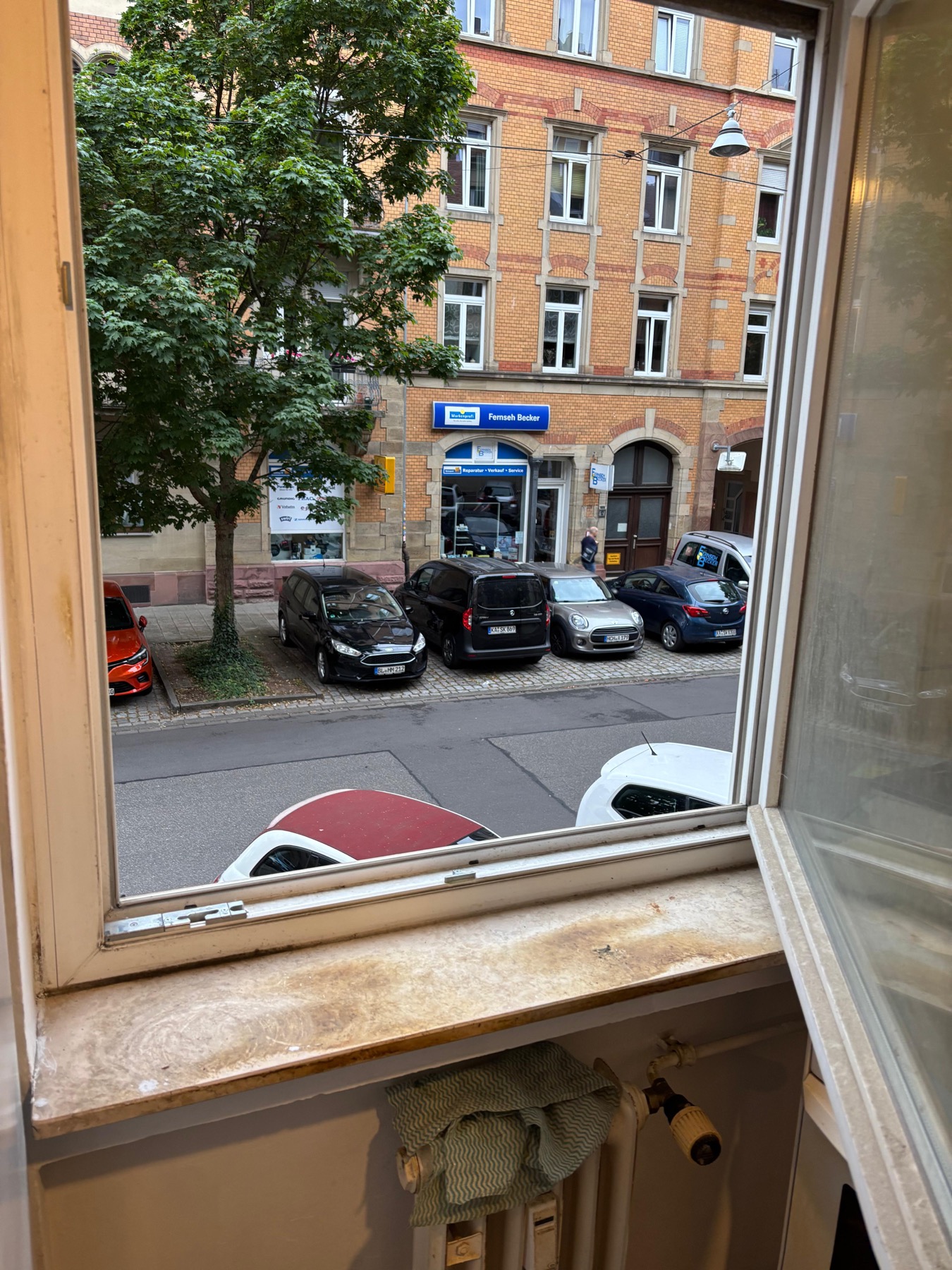 Fenster und Fensterbank vor der BLANC Reinigung